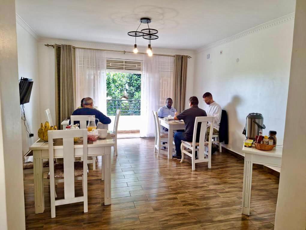 Hotel Nimaro Courts Entebbe Esterno foto