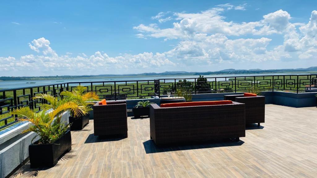 Hotel Nimaro Courts Entebbe Esterno foto