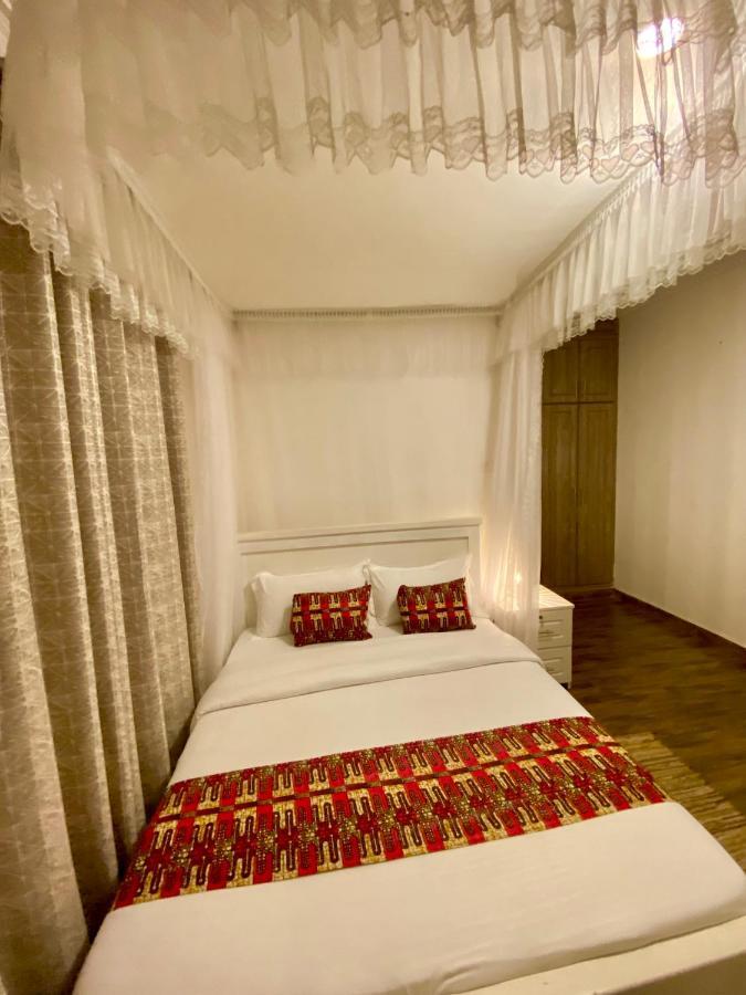 Hotel Nimaro Courts Entebbe Esterno foto