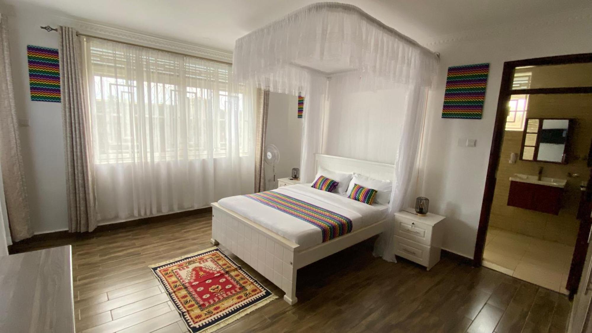 Hotel Nimaro Courts Entebbe Esterno foto