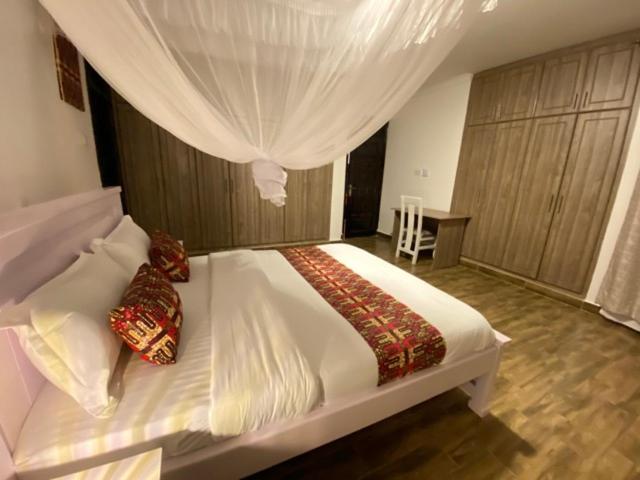 Hotel Nimaro Courts Entebbe Esterno foto