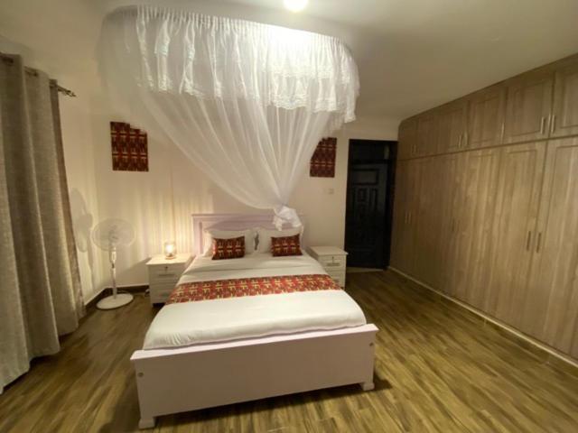Hotel Nimaro Courts Entebbe Esterno foto