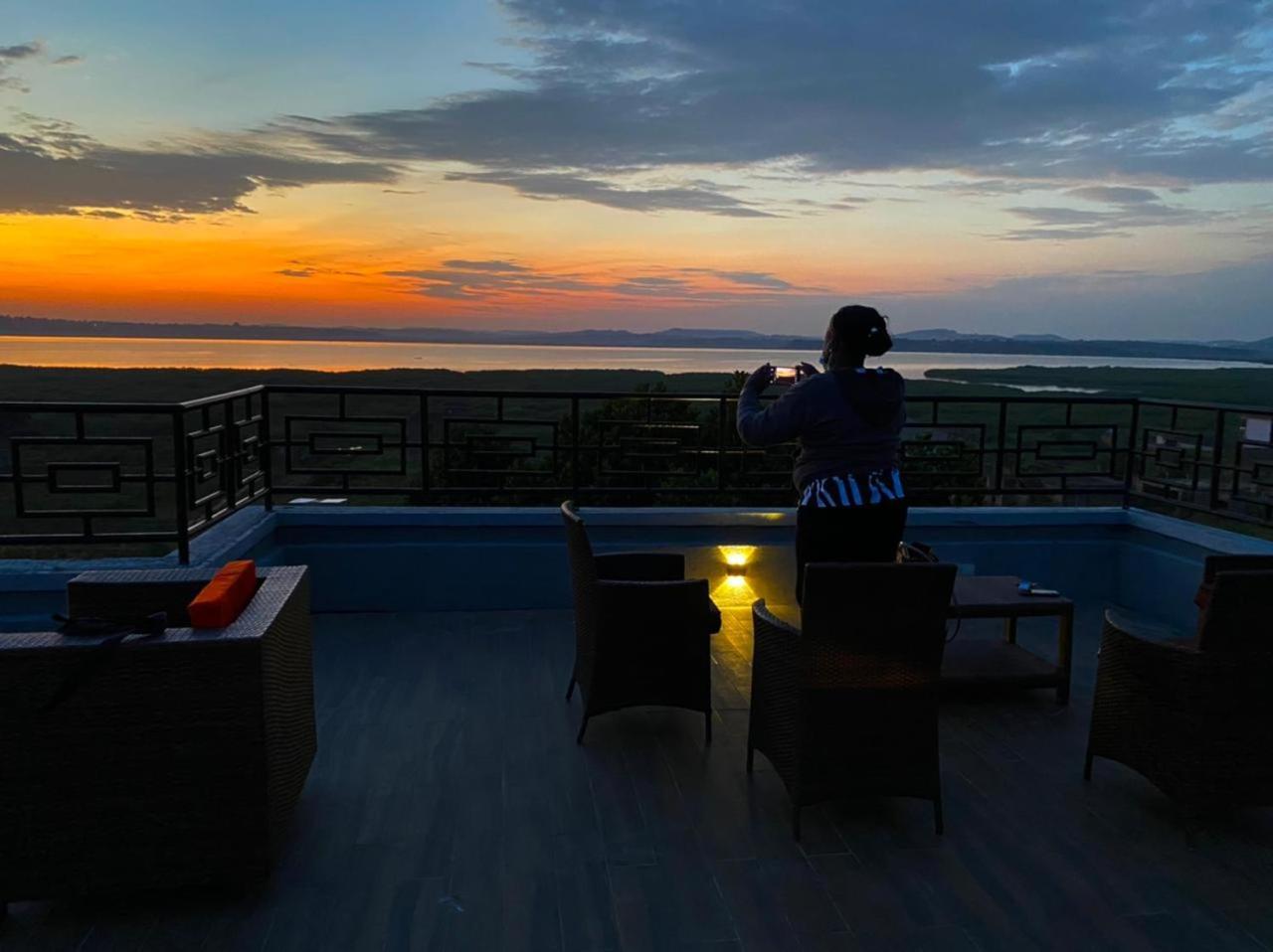 Hotel Nimaro Courts Entebbe Esterno foto
