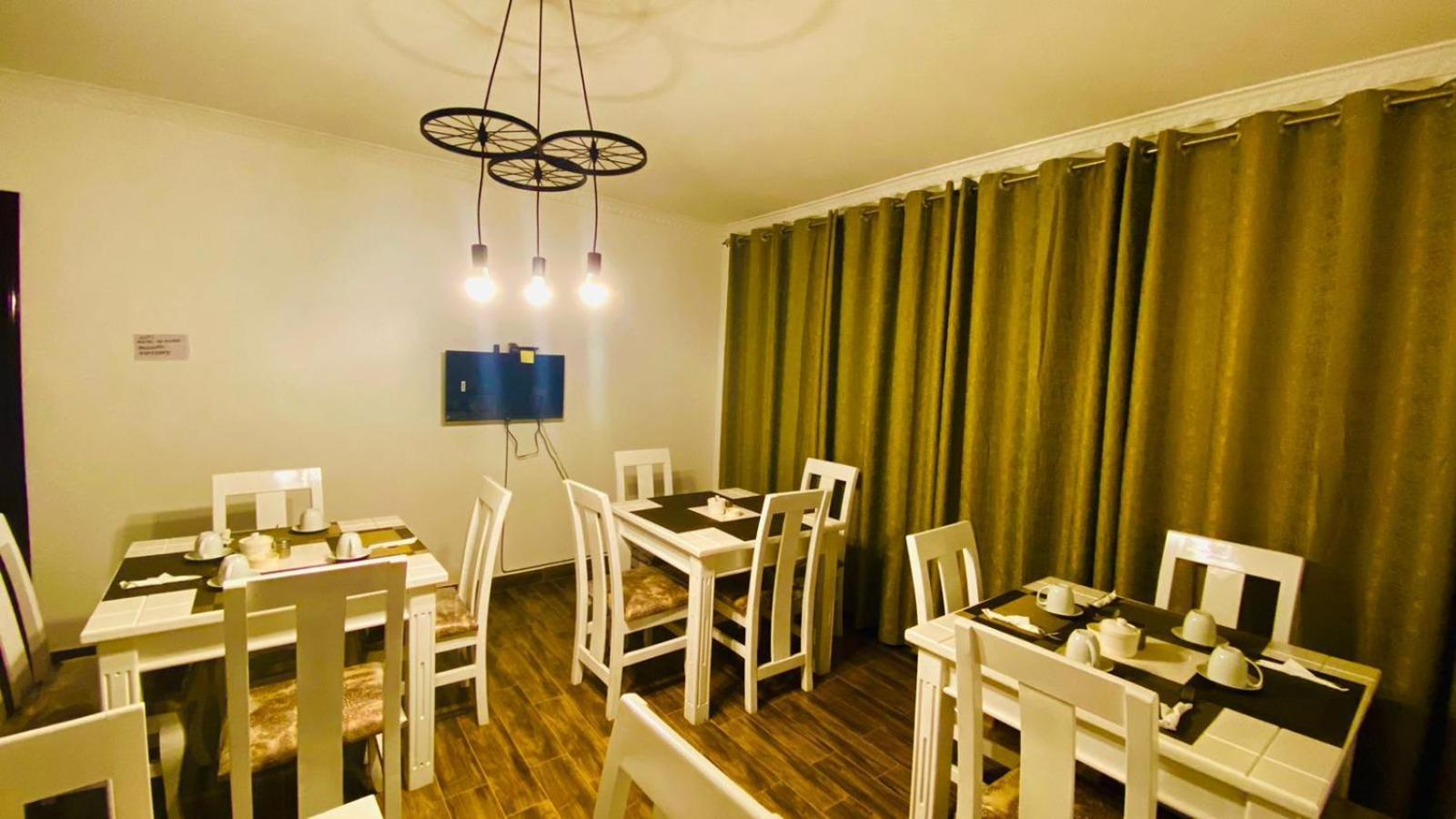 Hotel Nimaro Courts Entebbe Esterno foto